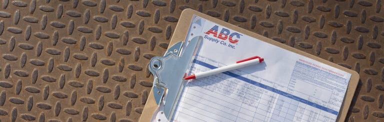 Formulario de pedido de ABC Supply sobre un portapapeles