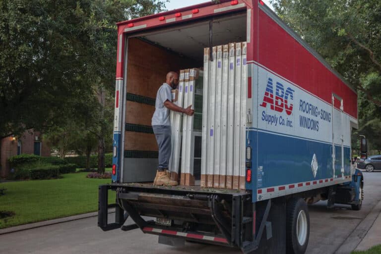 24’ Box Truck with Lift Gate