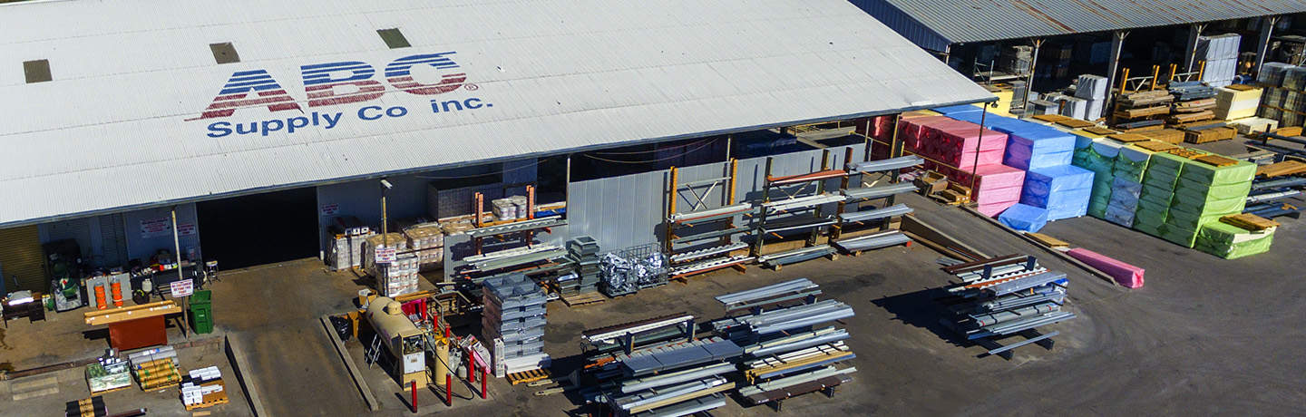 Vista aérea de la zona de almacenaje de materiales en una ubicación de ABC Supply